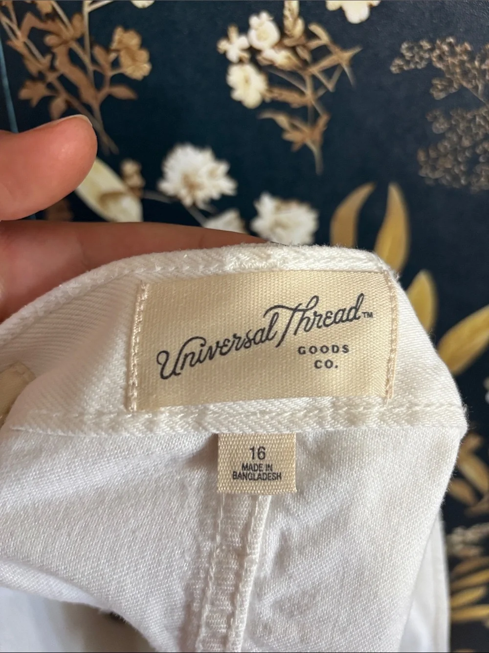 Universal Thread Target 90’s Baggy White Denim Cutoff Shorts with Frayed Hem 16